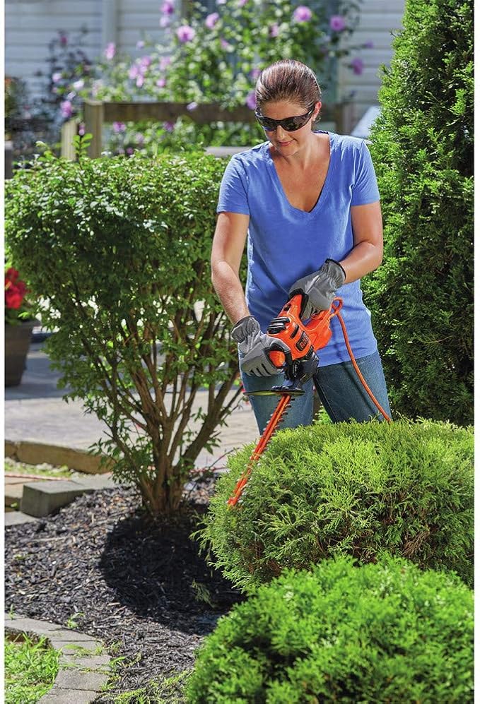 BLACK+DECKER Electric Hedge Trimmer, 16-Inch (BEHT100)