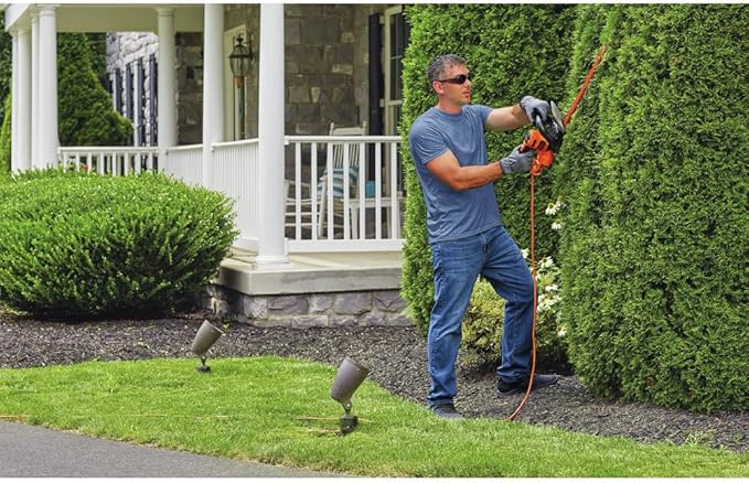 BLACK+DECKER Hedge Trimmer with Saw, 20-Inch, Corded (BEHTS300)